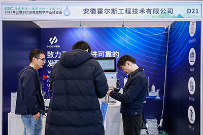 草莓污污污视频下载團隊與客戶交流 草莓污污污视频下载團隊與客戶交流